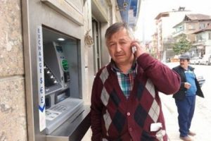 T&uuml;m uyarılara rağmen aynı numarayı yemeye devam