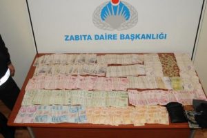 Dilencilerin &uuml;zerinden servet &ccedil;ıktı