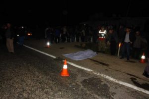 Otomobilin &ccedil;arptığı kadın &ouml;ld&uuml;, s&uuml;r&uuml;c&uuml; ka&ccedil;tı