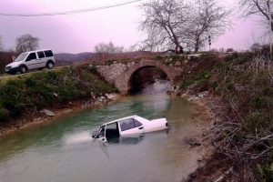Bursa'da seyir halindeki bir ara&ccedil;, dereye u&ccedil;tu
