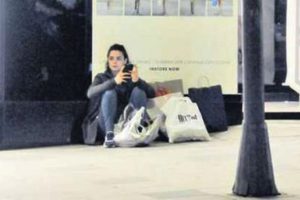 &Ouml;zge &Ouml;zpirin&ccedil;ci sokak ortasına yığılıp kaldı