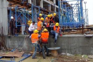 Adliye inşaatında &ccedil;alışan iş&ccedil;i &uuml;&ccedil;&uuml;nc&uuml; kattan d&uuml;şerek yaralandı