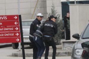 G&ouml;stericiler ve polis arasında arbede: 2 polis yaralı
