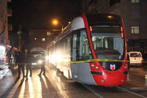 4 yaşındaki Suriyeli &ccedil;ocuk tramvay altında kalarak &ouml;ld&uuml;