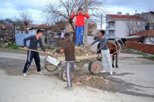 Bozuk yolları kendi imkanlarıyla d&uuml;zelttiler