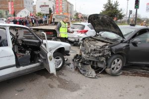 Bakan Kılı&ccedil;'ın konvoyunda kaza: 2'si polis 5 yaralı