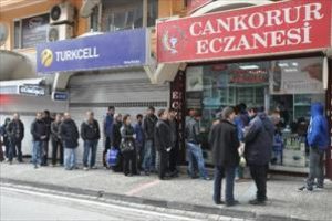 Ekmek kuyruğu değil, eczane kuyruğu