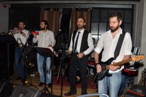 Retro Band ile renkli gece...