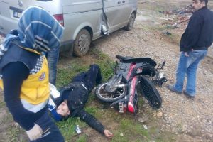 Bursa'da motosikletli gen&ccedil; minib&uuml;sle &ccedil;arpıştı!