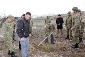Oğlunun şehit d&uuml;şt&uuml;ğ&uuml; yere fidan dikti