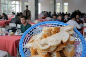 Ekmekleri &ccedil;&ouml;pe atmayın, 500 okul yapalım!