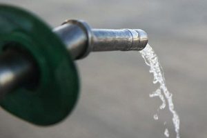 Petrol fiyatlarında d&uuml;ş&uuml;ş s&uuml;r&uuml;yor