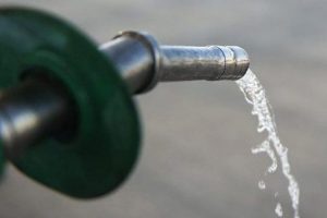 Petrol fiyatlarında d&uuml;ş&uuml;ş s&uuml;r&uuml;yor