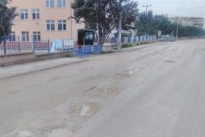 Yenişehir'de yollar k&ouml;stebek yuvası gibi!