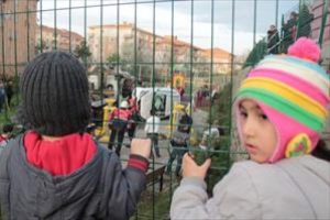 Otomobil &ccedil;ocuk parkına u&ccedil;tu !