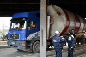 TIR k&ouml;pr&uuml;ye sıkıştı trafik durdu