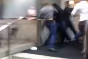 Sokak ortasında feci dayak !