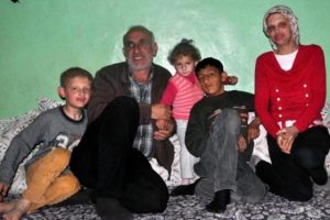 &Ccedil;ocukları konuşamıyor, dişi yok ve sa&ccedil;ları &ccedil;ıkmıyor