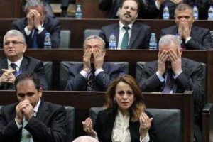 AK Parti grup toplantısında vekiller Fatiha okudu