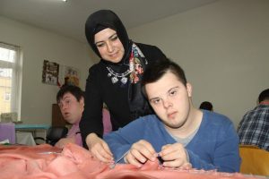 Bursa'da engelli gen&ccedil;ler hem meslek &ouml;ğreniyor, hem para kazanıyor!