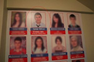 Şafak Yayla dershanenin şeref k&uuml;rs&uuml;s&uuml;ndeymiş !