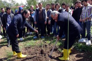 &Uuml;niversiteliler şehitler adına ceviz fidanı dikti