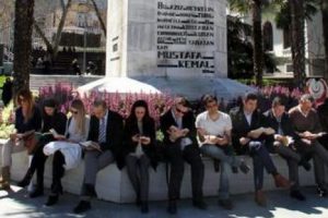 Bursa'nın en işlek caddesinde oturup....