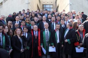 Avukat, hakim ve savcılar adliye &ouml;n&uuml;nde saldırıyı lanetledi