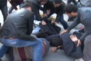 Adli Tıp &ouml;n&uuml;nde arbede: 15 g&ouml;zaltı