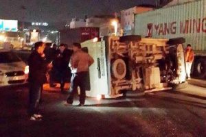 Otomobilin &ccedil;arptığı minib&uuml;s takla atıp devrildi