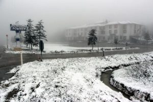 Bolu Dağı beyaza b&uuml;r&uuml;nd&uuml;
