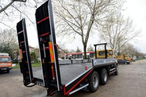 Belediye &ccedil;alışanları eski kamyonu kurtarıcıya d&ouml;n&uuml;şt&uuml;rd&uuml;