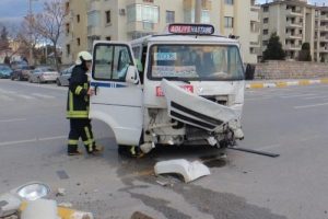 Yolcu minib&uuml;s&uuml; ambulansa &ccedil;arptı: 3 yaralı