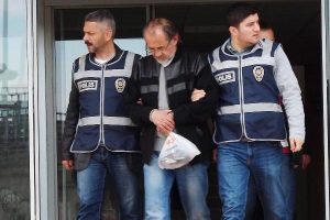 İşyerine girip, diz&uuml;st&uuml; bilgisayarı alıp ka&ccedil;tı