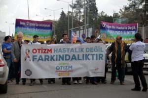 Otizme dikkat &ccedil;ekmek i&ccedil;in y&uuml;r&uuml;d&uuml;ler