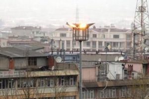 Sokak lambası iki g&uuml;nd&uuml;r gece g&uuml;nd&uuml;z yanıyor