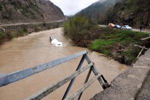 Irmağa u&ccedil;an TIR'ın s&uuml;r&uuml;c&uuml;s&uuml; y&uuml;zerek kurtuldu