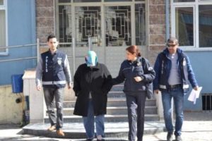 Bebeğini &ccedil;&ouml;pe atan anne 4 ay sonra tutuklandı
