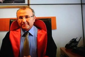 Adliyedeki sır kadın kim?