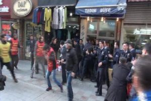 D&ouml;ner bı&ccedil;ağıyla saldırdı! Polis zor kurtardı!