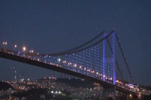 "Otizm Farkındalık G&uuml;n&uuml;"nde ışıklar mavi yandı