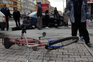 Otomobilin &ccedil;arptığı bisikletli yaralandı