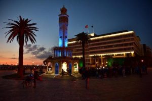 İzmir Saat Kulesi, otizm i&ccedil;in mavi oldu