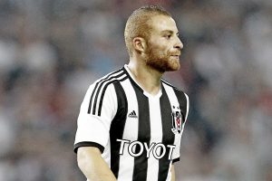 G&ouml;khan T&ouml;re top s&uuml;rmede de zirvede!