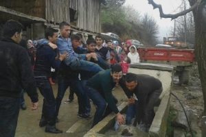 Bahşiş vermeyen damadın arkadaşlarını yalağa attılar
