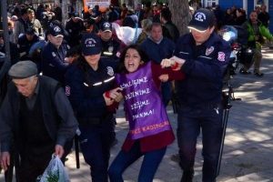 &Ccedil;anakkale'de broş&uuml;r dağıtan Halkevleri &uuml;yelerine g&ouml;zaltı