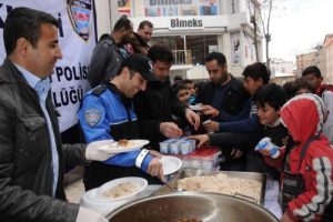 Hakkari polisinden kavurma ve pilav ikramı