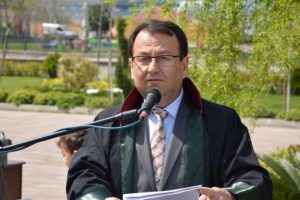 Manisa'da avukatlardan h&uuml;k&uuml;mete tepki