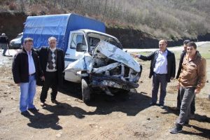 Minib&uuml;sle kamyonet &ccedil;arpıştı: 8 yaralı