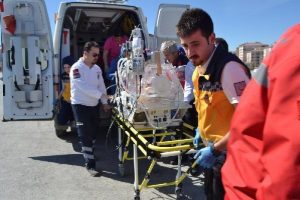 İkiz bebekler ambulans helikopterle sevk edildi